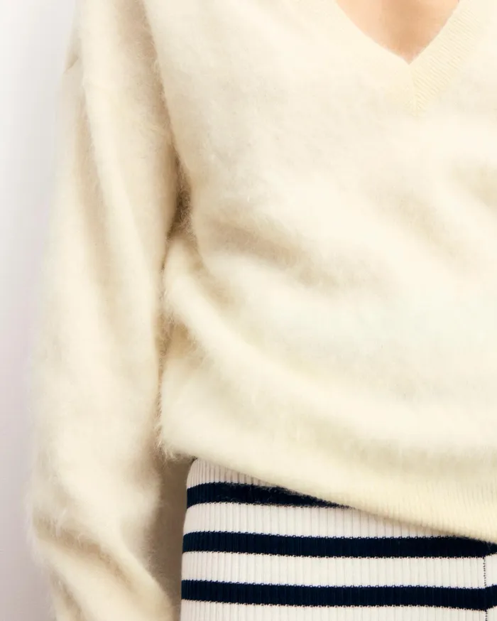 From Future Cashmere Sweaters Women Brushed VNeck Sweater White